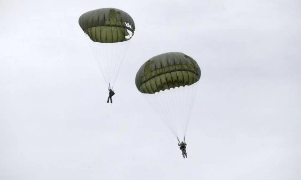 Οι Ελληνίδες κομάντος σε άλματα από μεγάλα ύψη και η σκληρή εκπαίδευση